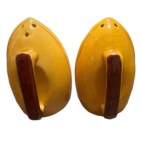 Vintage Souvenir Salt & Pepper Shakers - Picture 1 of 4